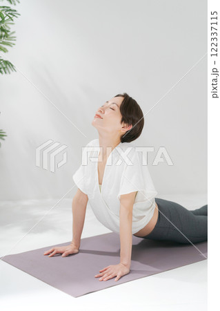 太陽礼拝のポーズをする女性 太陽礼拝のポーズをする女性 122337115
