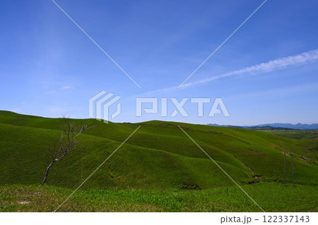 雄大な阿蘇外輪山の風景 122337143