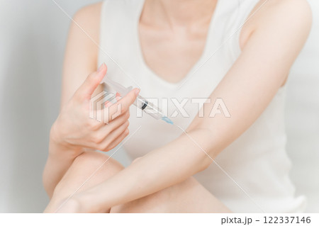 注射器で覚醒剤・薬物・違法ドラッグを腕に打つ女性 122337146