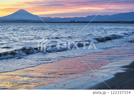 江ノ島 片瀬西浜海水浴場の夕景と富士山(神奈川県藤沢市) 江ノ島 片瀬西浜海水浴場の夕景と富士山(神奈川県藤沢市) 122337154