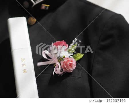 角型の卒業証書入れと学ラン（卒業式の日） 122337163