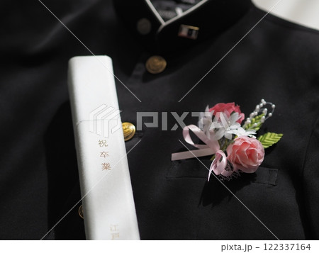 角型の卒業証書入れと学ラン（卒業式の日） 122337164