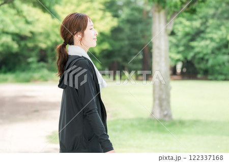 公園でイヤホンをしてランニング・ウォーキング・ジョギング・運動をする女性(ダイエット・スポーツ) 公園でイヤホンをしてランニング・ウォーキング・ジョギング・運動をする女性(ダイエット・スポーツ) 122337168