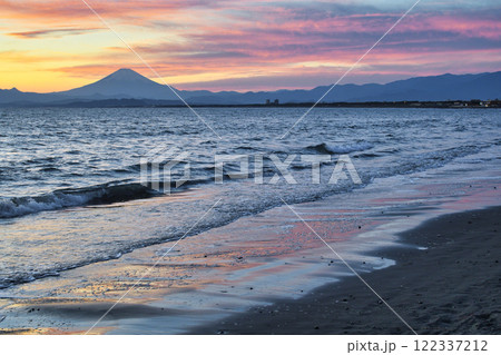 江ノ島　片瀬西浜海水浴場の夕景と富士山（神奈川県藤沢市） 122337212