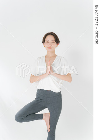 ヨガをする30代女性 122337448