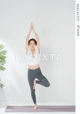 ヨガをする30代女性 ヨガをする30代女性 122337450