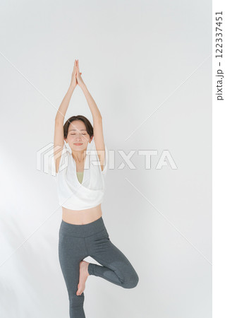ヨガをする30代女性 122337451