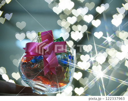 ハートボケとグラスのプレゼント ハートボケとグラスのプレゼント 122337963
