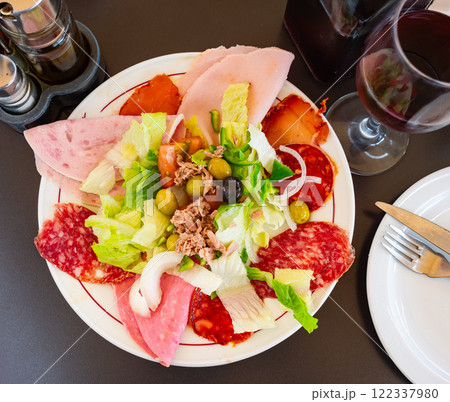 Catalan salad with sausages and tomato 122337980