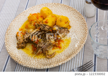 Stewed chicken pieces with potato and vegetables 122338002