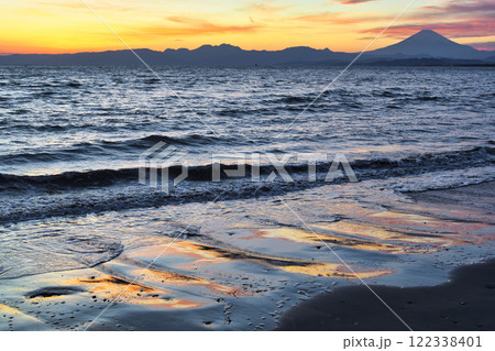 江ノ島　片瀬西浜海水浴場の夕景と富士山（神奈川県藤沢市） 122338401