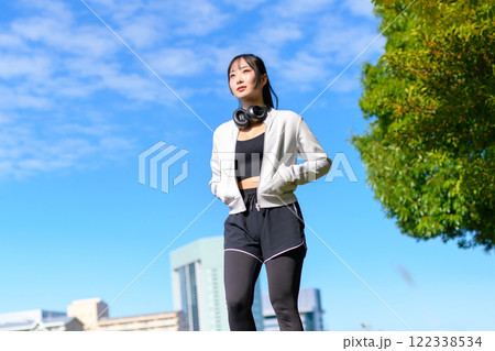 川沿いの歩道をウォーキングするかっこいい女性 恰好つける ダイエット 散歩 運動 トリミングアップ 川沿いの歩道をウォーキングするかっこいい女性 恰好つける ダイエット 散歩 運動 トリミングアップ 122338534