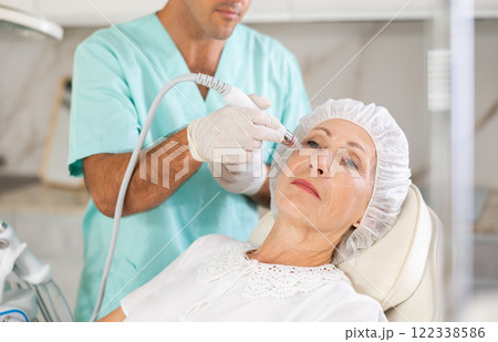 doctor uses hydrogen oxygen cleaning 122338586
