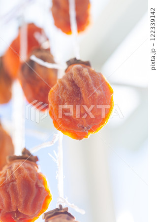 天日干しをする干し柿　柿　渋柿 122339142