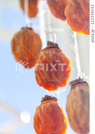 天日干しをする干し柿　柿　渋柿 122339143