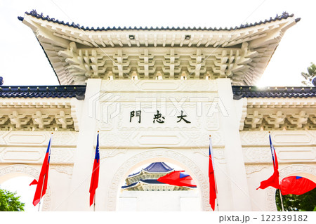 台北の名所 中正紀念堂(大忠門) 台北の名所 中正紀念堂(大忠門) 122339182