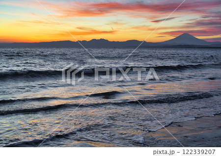 江ノ島 片瀬西浜海水浴場の夕景と富士山(神奈川県藤沢市) 江ノ島 片瀬西浜海水浴場の夕景と富士山(神奈川県藤沢市) 122339207