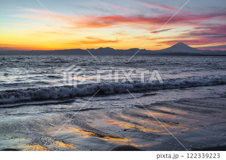 江ノ島 片瀬西浜海水浴場の夕景と富士山(神奈川県藤沢市) 江ノ島 片瀬西浜海水浴場の夕景と富士山(神奈川県藤沢市) 122339223