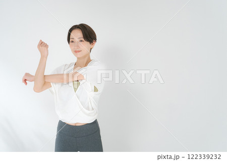 ストレッチをする女性 ストレッチをする女性 122339232