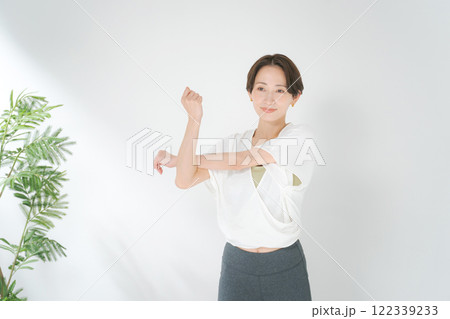 ストレッチをする女性 122339233