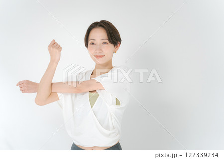 ストレッチをする女性 122339234