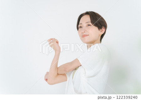 ストレッチをする女性 122339240