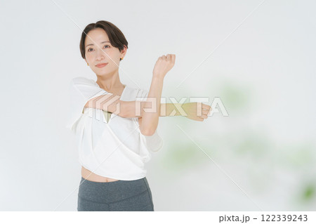 ストレッチをする女性 122339243