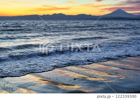 江ノ島　片瀬西浜海水浴場の夕景と富士山（神奈川県藤沢市） 122339300
