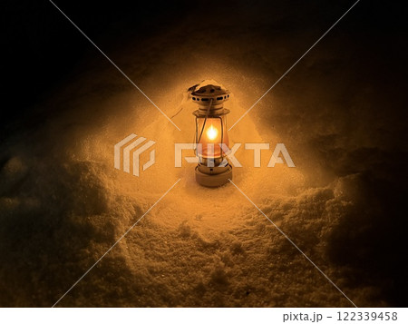 雪中ランタン 122339458