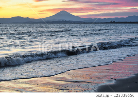江ノ島　片瀬西浜海水浴場の夕景と富士山（神奈川県藤沢市） 122339556