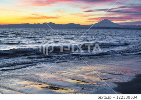 江ノ島　片瀬西浜海水浴場の夕景と富士山（神奈川県藤沢市） 122339634