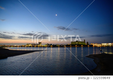 兵庫県西宮市香櫨園浜の夜明け 122339649
