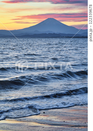 江ノ島　片瀬西浜海水浴場の夕景と富士山（神奈川県藤沢市） 122339678