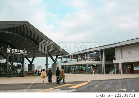 広電宮島口駅と宮島口フェリー乗り場 122339711