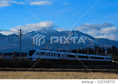 日光連山女峰山をバックに走るスペーシアX 122339713