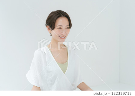 ヨガウェアを着た女性 ヨガウェアを着た女性 122339715