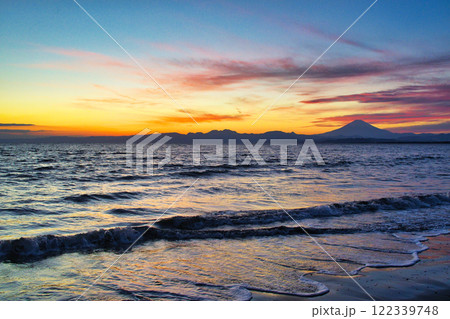 江ノ島 片瀬西浜海水浴場の夕景と富士山(神奈川県藤沢市) 江ノ島 片瀬西浜海水浴場の夕景と富士山(神奈川県藤沢市) 122339748