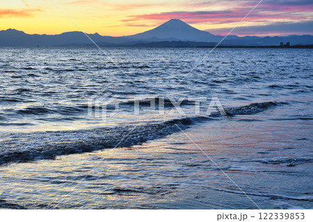 江ノ島　片瀬西浜海水浴場の夕景と富士山（神奈川県藤沢市） 122339853