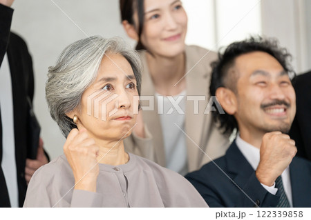 ガッツポーズをする会社員 ガッツポーズをする会社員 122339858