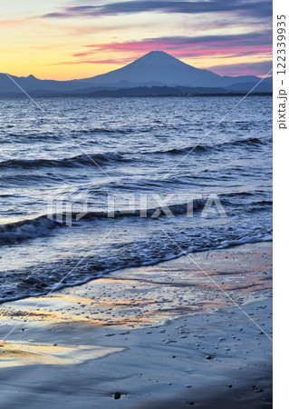 江ノ島 片瀬西浜海水浴場の夕景と富士山(神奈川県藤沢市) 江ノ島 片瀬西浜海水浴場の夕景と富士山(神奈川県藤沢市) 122339935