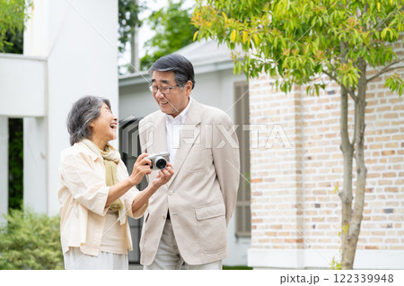 シニア夫婦 カメラを持つシニア シニア夫婦 カメラを持つシニア 122339948