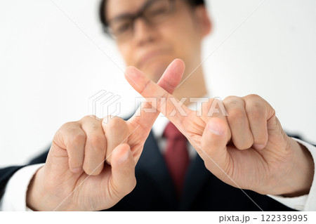 ストップのジェスチャーをする男性 ストップのジェスチャーをする男性 122339995