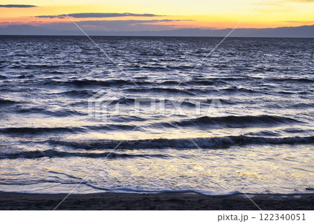 江ノ島　片瀬西浜海水浴場の夕景（神奈川県藤沢市） 122340051
