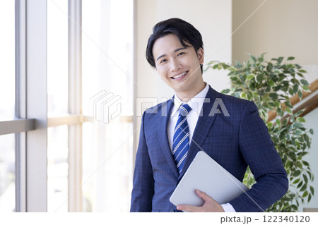 ビジネス スーツを着ている若い男性 ビジネス スーツを着ている若い男性 122340120