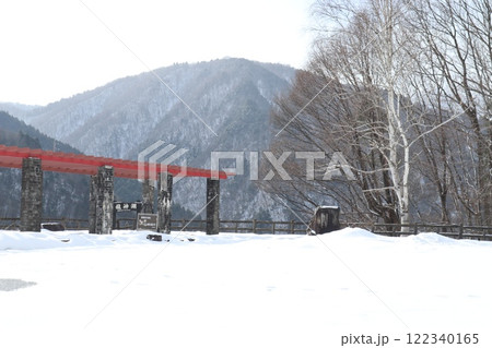 雪に囲まれた誰もいない龍神湖展望台 122340165