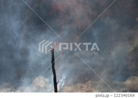 最後まで燃え続ける三九郎の竹と周りの空気 122340169