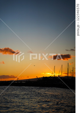 海に沈む夕日 海に沈む夕日 122340370