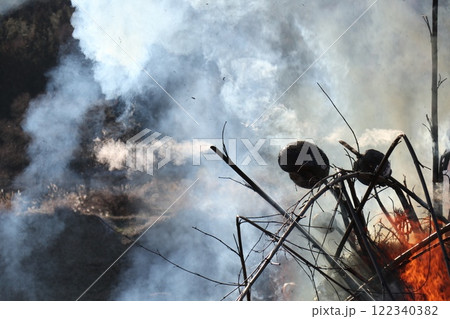 三九郎が燃えたあとの残骸とダルマ 三九郎が燃えたあとの残骸とダルマ 122340382