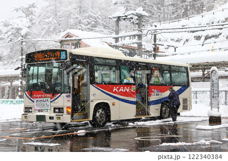 冬の水上駅前に停車中の関越交通バス 122340384