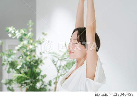 ストレッチをする女性 122340455